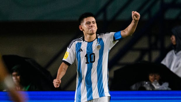 Joven argentino Claudio Echeverri, quien ha causado sensación en el Mundial Sub-17.